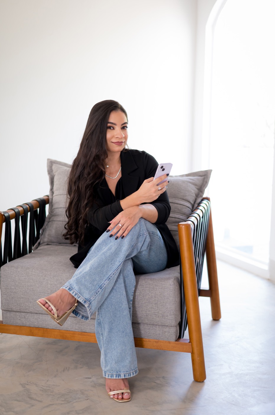 Bruna Mariana sentada em uma poltrona, em ambiente de consultório