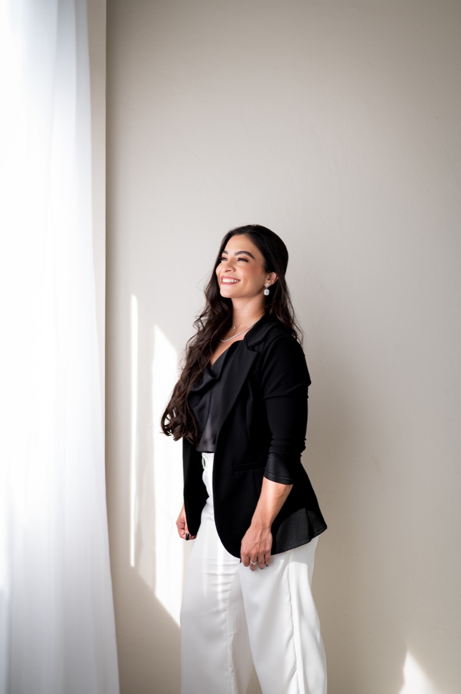 Bruna Mariana sorrindo, em ambiente iluminado