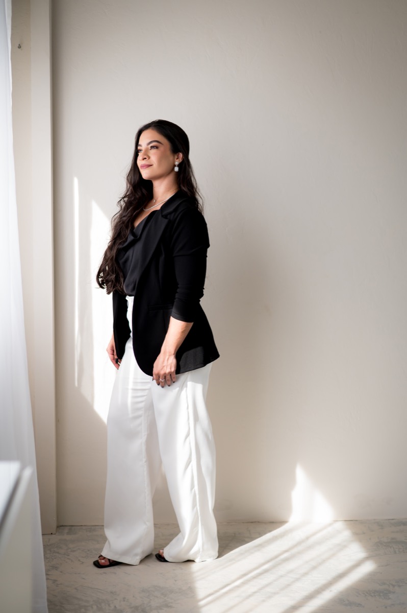 Bruna Mariana em pé, em ambiente claro de consultório